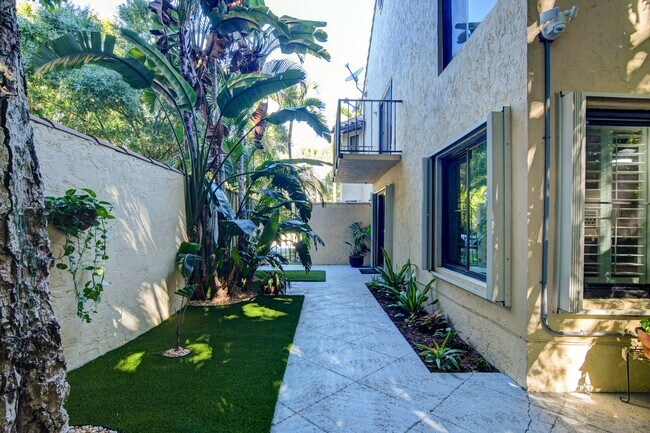 Building Photo - 20 Via Lago