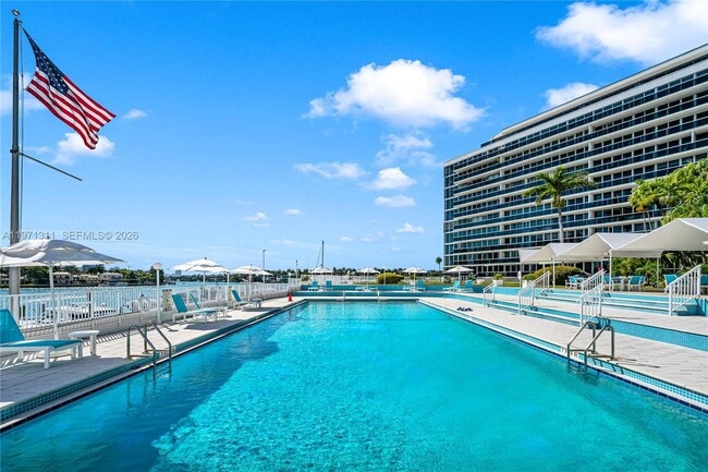 Building Photo - 900 Bay Dr