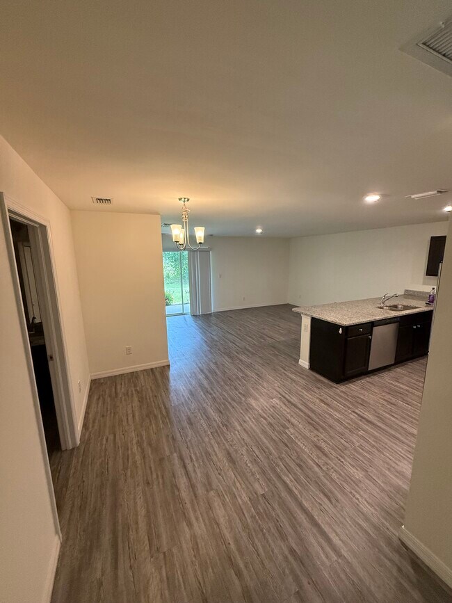 Building Photo - 1256 Saxony Cir
