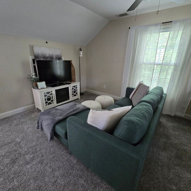 Building Photo - Spacious Buckhead home