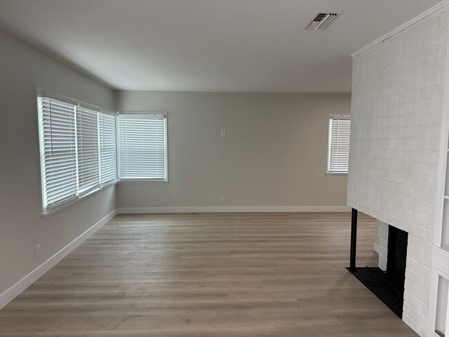 Building Photo - Newly remodeled 3 bedroom 2 bath