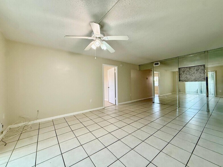 Building Photo - 700 SW 81st Ter