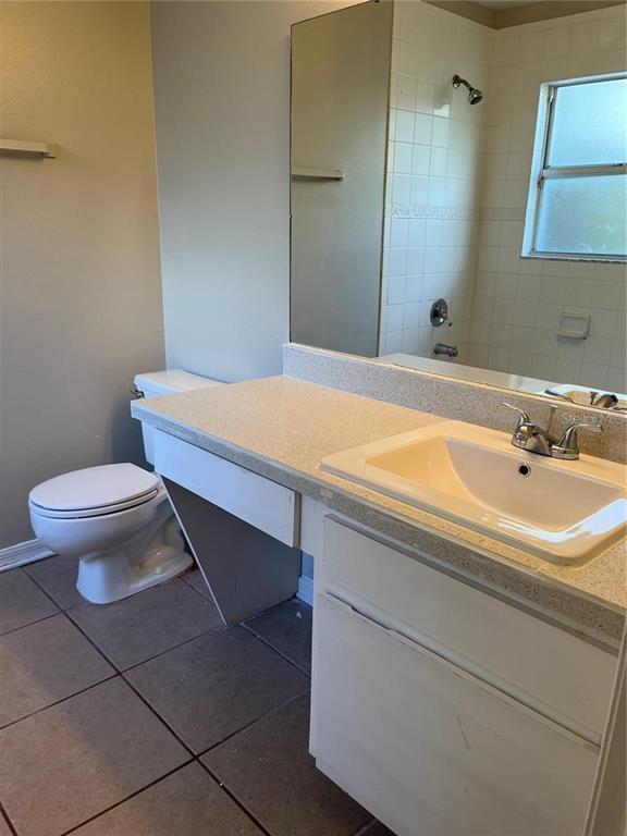 Building Photo - 1465 Tiverton Dr