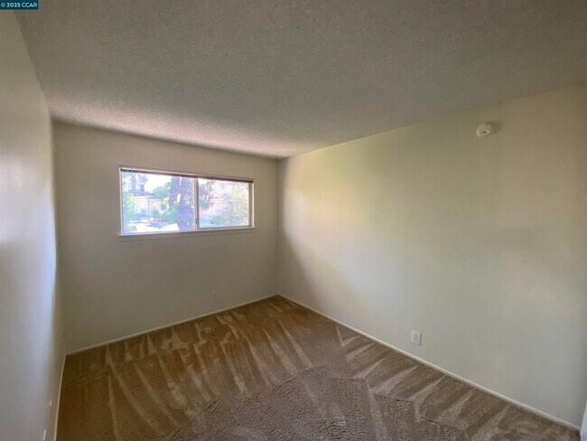 Building Photo - 1557 Siskiyou Dr
