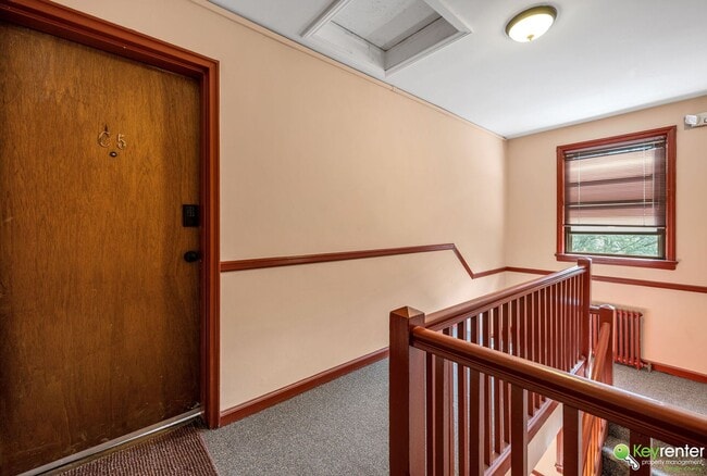 Building Photo - Renovated Studio with easy access to NYC