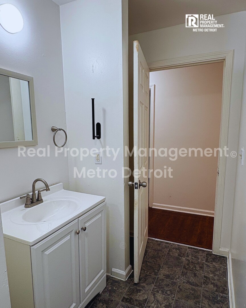 Building Photo - 433 Navahoe St