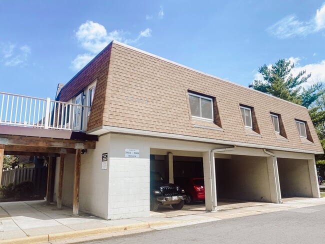 Building Photo - Stunning 3 Bed 2 Bath Condo In Much Sought After Sequoyah Community