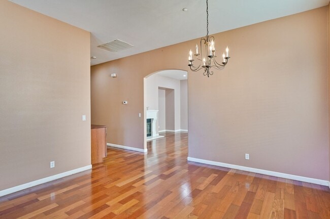 Building Photo - Spacious 3 Bedroom, 2 Bathroom Home with D...
