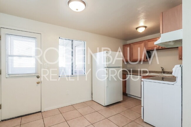 Building Photo - Spacious 1-bed, 1-bath downstairs apartmen...