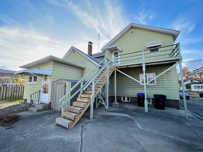 Building Photo - 911 N Center St