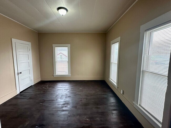 Building Photo - 4 plus bedroom on double lot