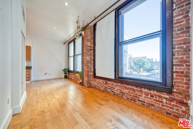 Building Photo - 460 S Spring St