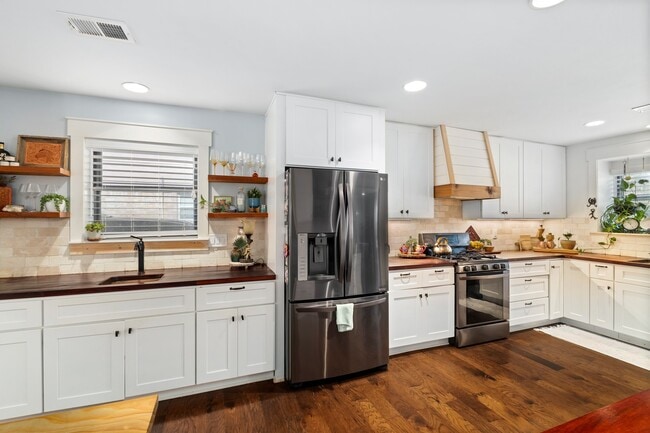 Building Photo - 2710 Colonial Dr