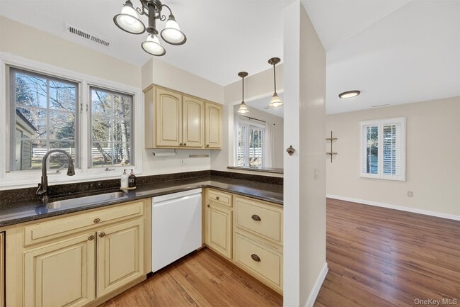 Building Photo - 1306 Nutmeg Dr