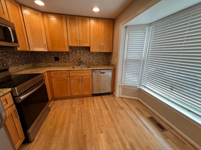 Building Photo - 129 Lamont Ln
