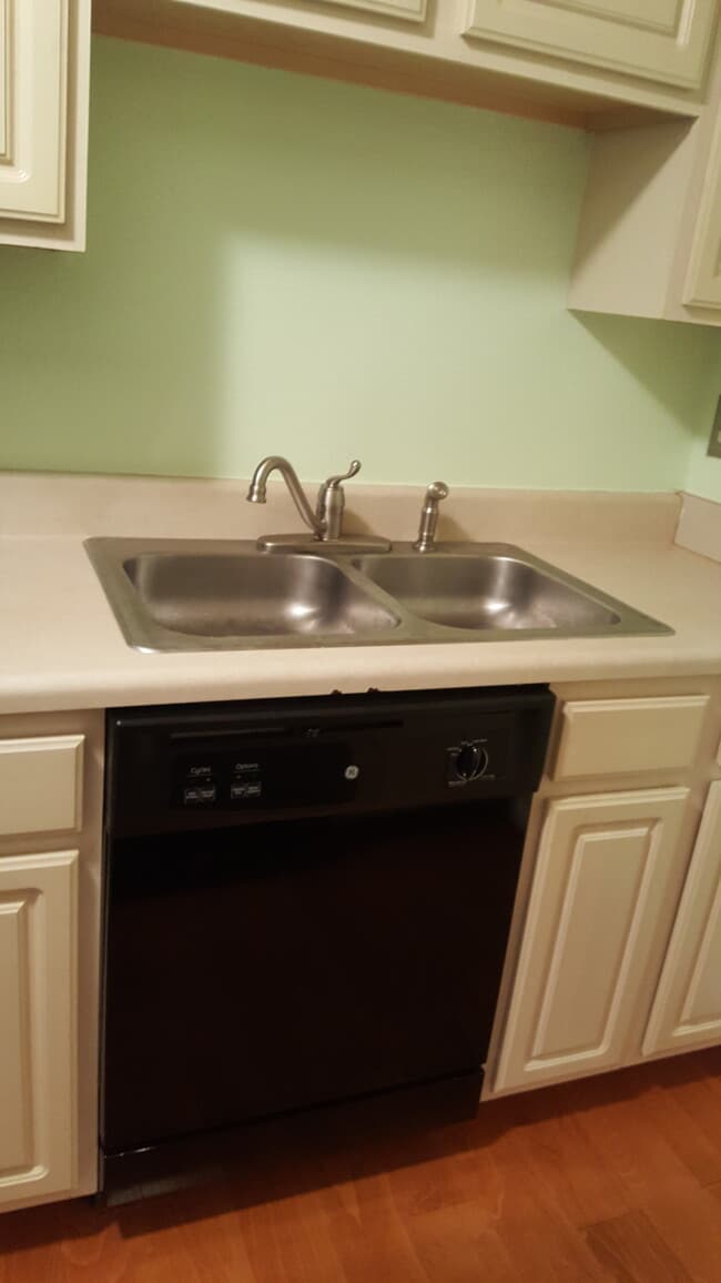 KITCHEN DISHWASHER - 3520 E Richmond Rd