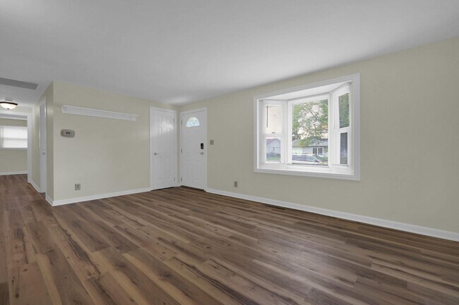 Building Photo - 470 Amesbury Dr