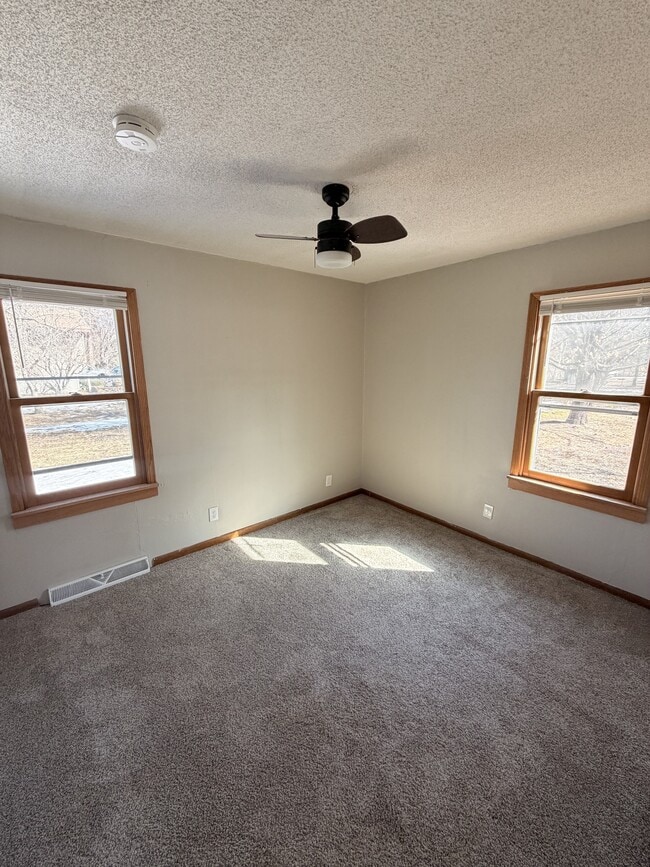 Building Photo - 6909 Lakeview Dr