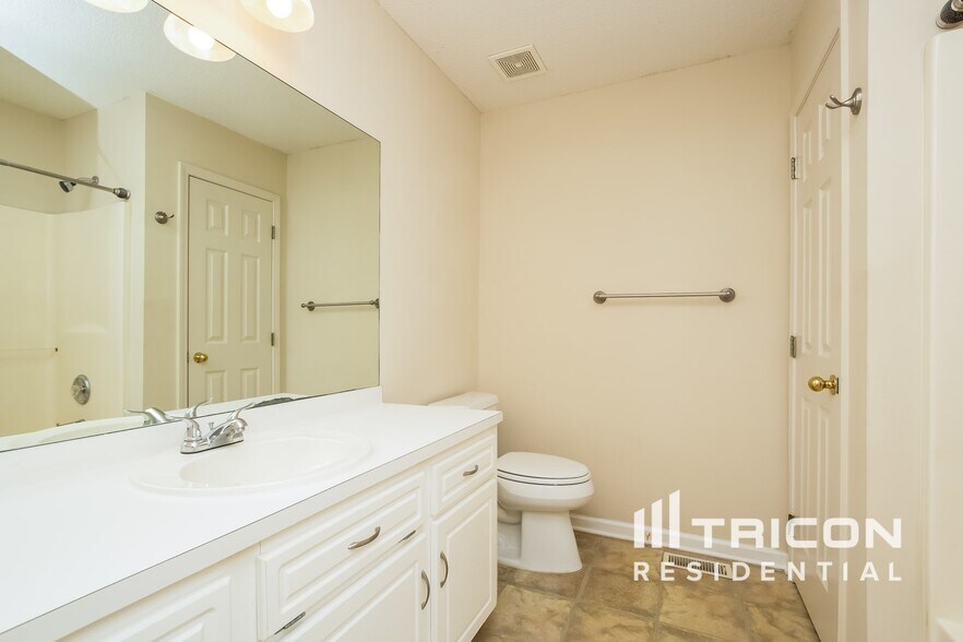 Building Photo - 1601 Larkwood Dr