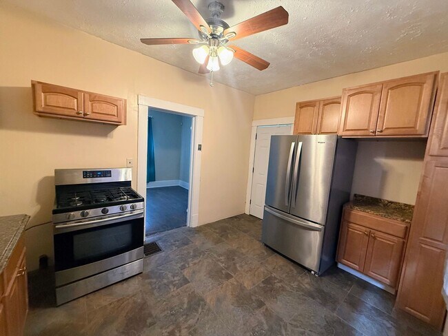 Building Photo - Discover this three-bedroom, one-bath home in Cleveland