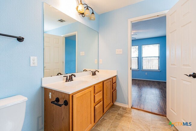 Building Photo - 2019 Woodway Dr