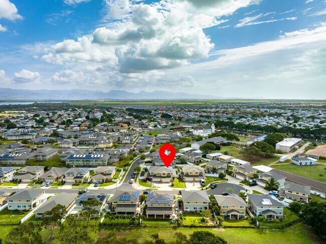 Building Photo - Welcome to this bright and inviting 3 bedroom