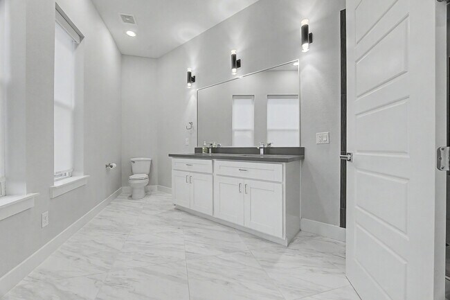 Building Photo - 1226 W 26th St