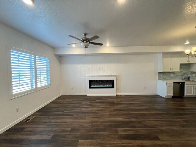 Building Photo - 811 E 98th-505