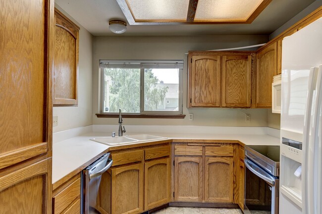 Building Photo - 3 Bedroom and 2.5 Bath End Unit Townhouse