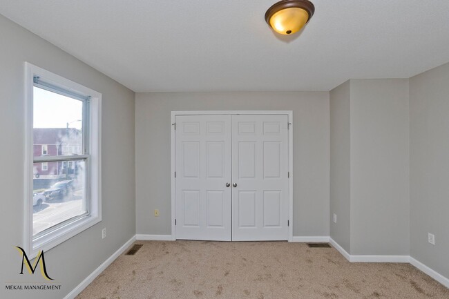 Building Photo - Newly Renovated Duplex Style Units | All New Appliances + Off Street Parking * 2 UNITS AVAILABLE *