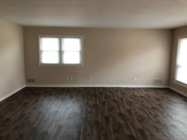 Building Photo - WEST SIDE UPDATED 4 BEDROOM AVAILABLE TODAY!