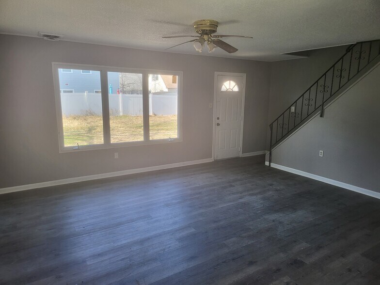 Living room - 52 S Sunset Rd