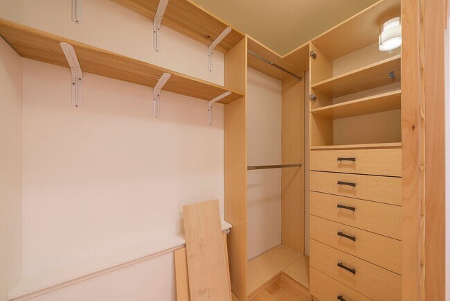 Building Photo - Warm & Inviting Manhattan Beach Rental Home!