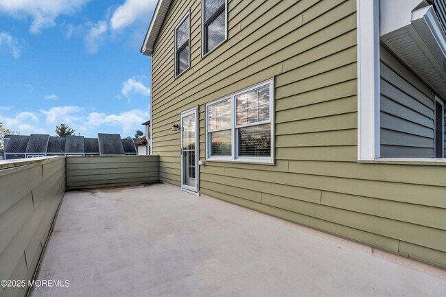 Building Photo - 223 Maple Ave