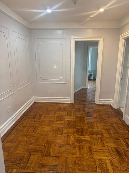Building Photo - 821 Troy Ave