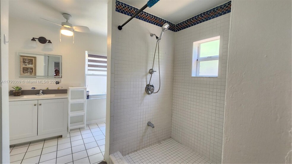 Building Photo - 9740 Colonial Dr