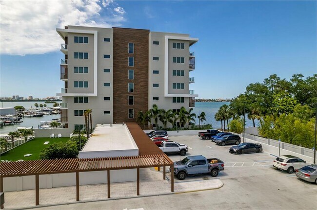 Building Photo - 920 N Osceola Ave