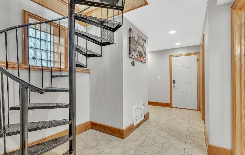 Building Photo - 1353 S California Ave