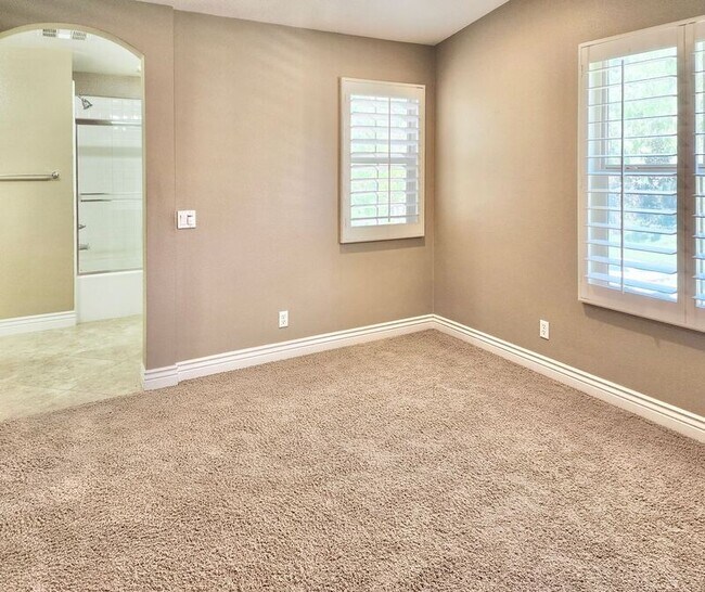 Building Photo - 112 Hedge Bloom