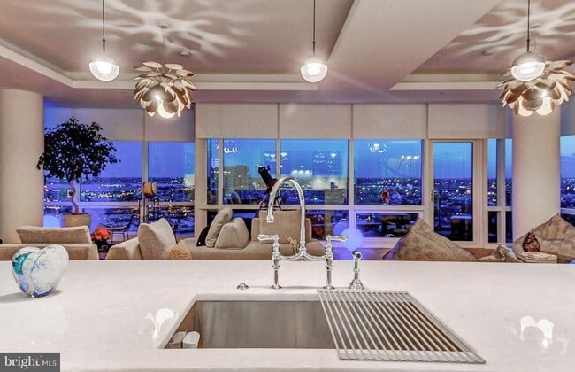 Building Photo - 300 International Drive