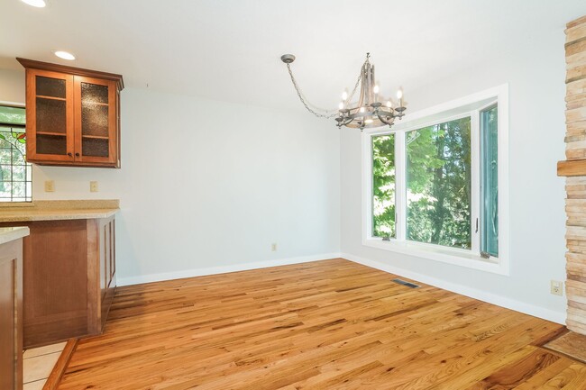 Building Photo - Beautiful 4 bed 2.5 bath Lake Forest Park ...