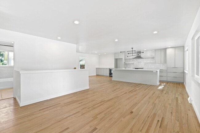 Building Photo - Incredible 4 bedroom Home in Southeast Denver
