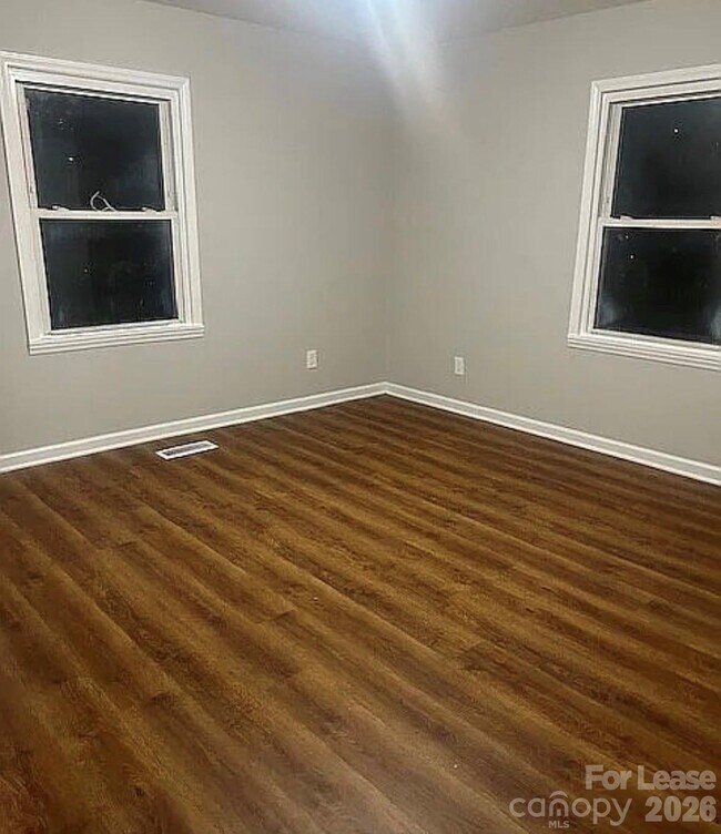 Building Photo - 740 Log Cabin Dr