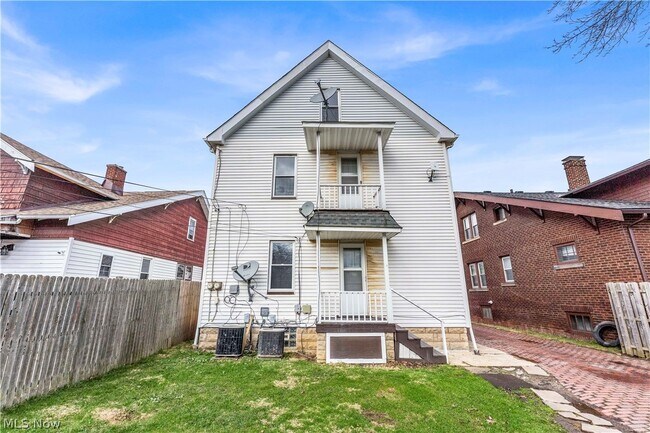 Building Photo - 9002 Rosewood Ave