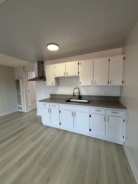 Building Photo - 4265 S Hoover St