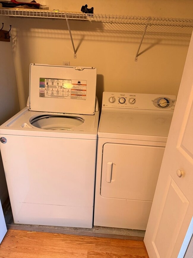 Building Photo - Downtown Kittery, walking distance to the Portsmouth Naval Shipyard!