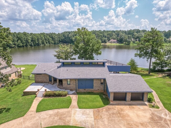 Building Photo - 830 Forest Lake W