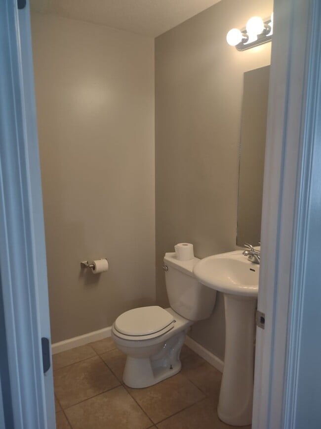 Building Photo - Corner Tri~Plex Benton KY 3 Bed 2.5 Bathrooms