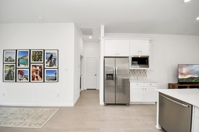 Building Photo - Immediate Move-In Ready 3-Bedroom Home in Rosharon. Comfort, Space & Easy Living