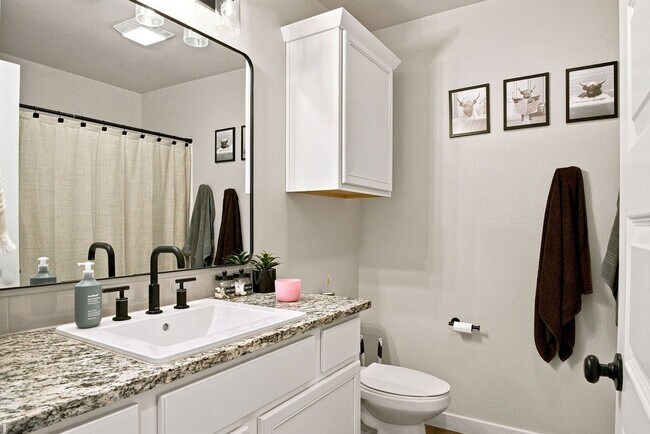 Building Photo - 10401 Pronghorn Rd